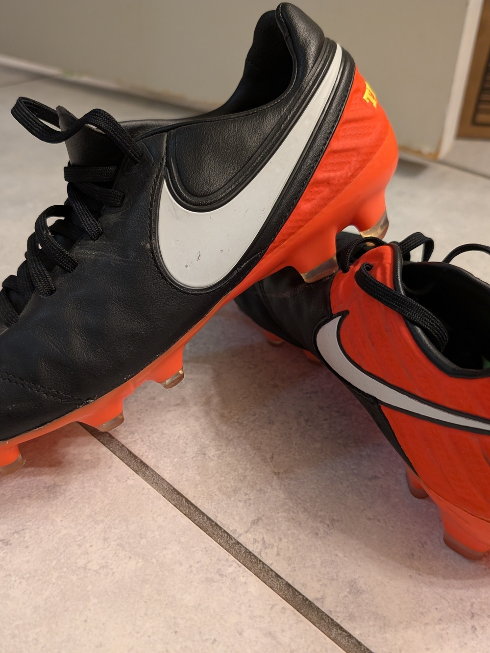 Nike Tiempo Legend Size 7.5 Black, White Orange Soccer Cleats, Leather Upper (W)